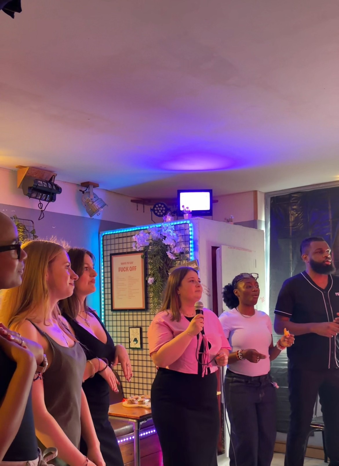 Un groupe chante au karaoké pendant une soirée au BU